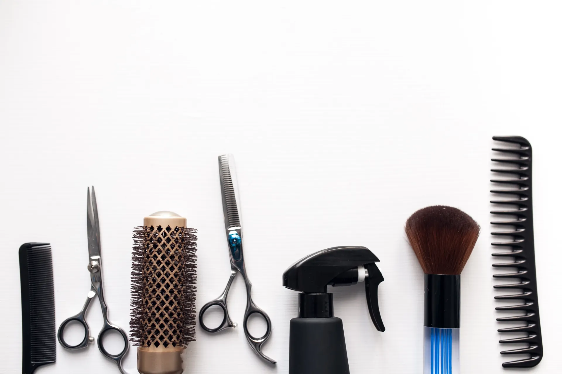 Parrucchiere professionista in salone moderno – Come aprire Partita IVA Parrucchiere al lavoro in salone moderno, con strumenti professionali e postazione attrezzata.