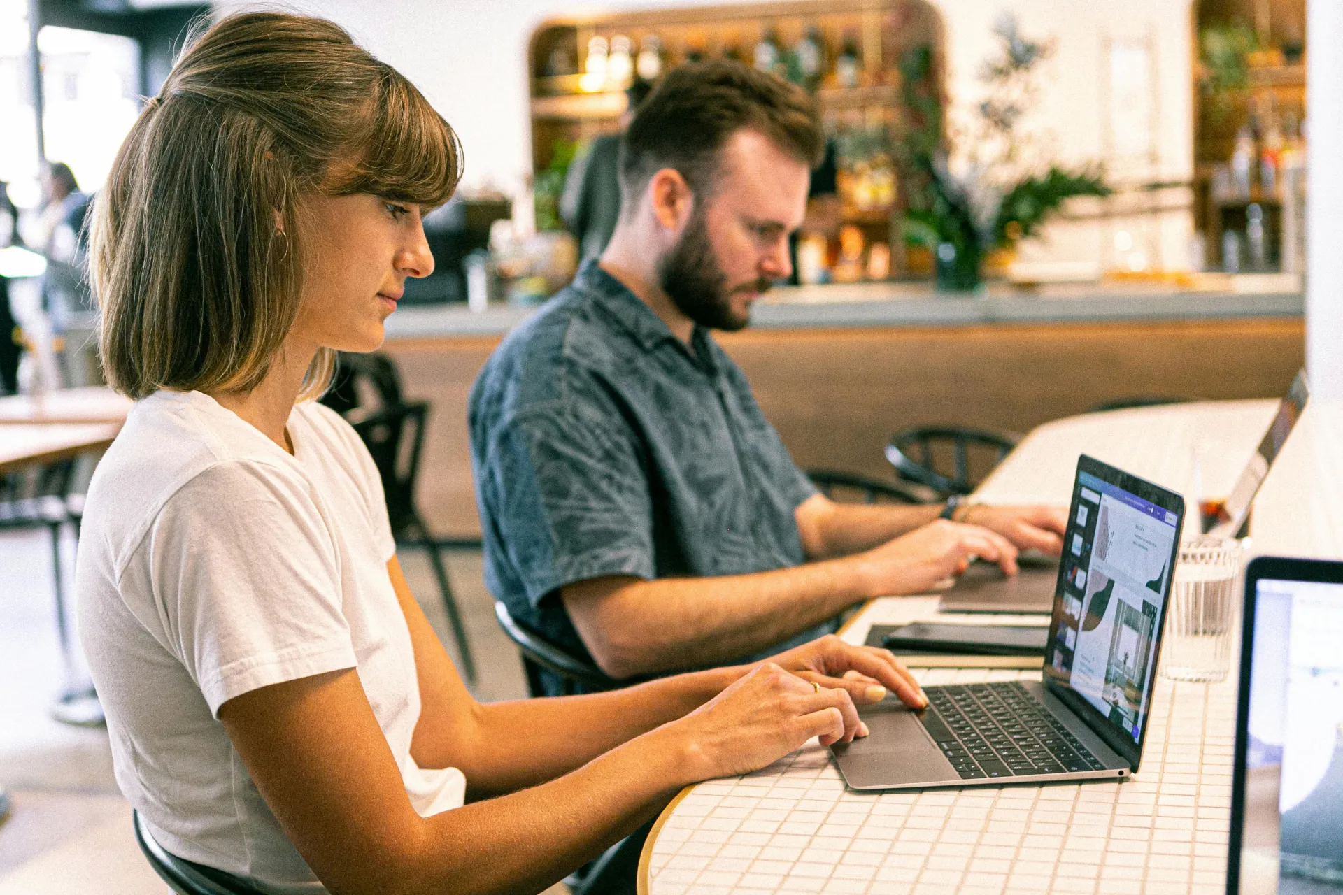 Web designer al lavoro su un laptop con grafica moderna, guida su come aprire la Partita IVA e gestire gli obblighi fiscali