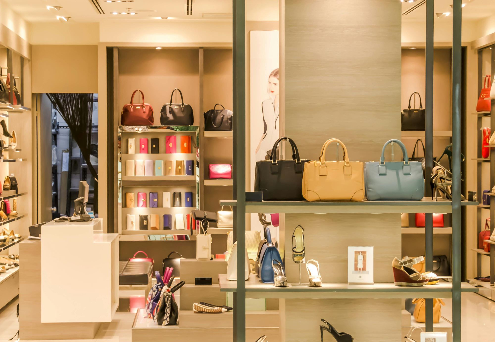 Interno di un negozio di abbigliamento con capi esposti su scaffali e stand, rappresentativo del commercio al dettaglio in esercizi specializzati secondo i codici ATECO 47.71.
