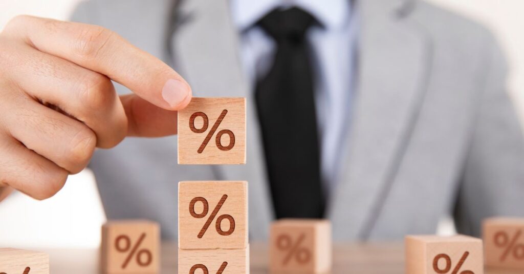 Il concordato preventivo biennale, introdotto dal Decreto Legislativo 13/2024, rappresenta una novità significativa nel sistema tributario italiano. Questa misura, parte della più ampia riforma fiscale, mira a semplificare gli adempimenti fiscali per i contribuenti di minori dimensioni, incoraggiando al contempo l'emersione spontanea di materia imponibile. Ciò avviene sfruttando le nuove tecnologie e i dati a disposizione dell'Amministrazione finanziaria.