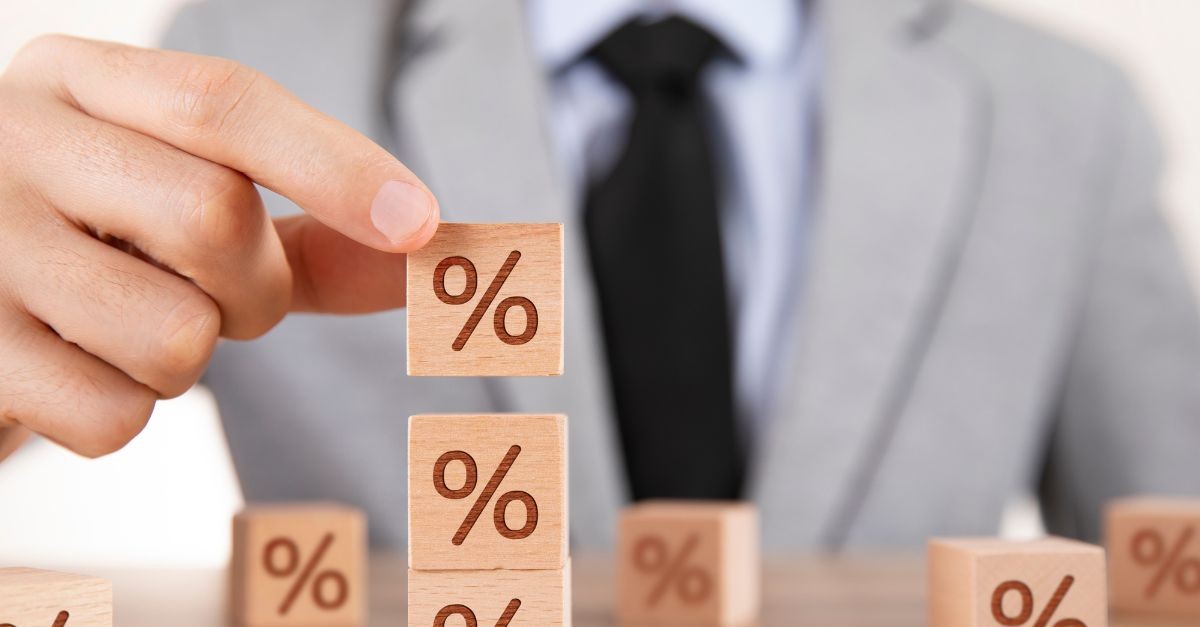 10 Il concordato preventivo biennale, introdotto dal Decreto Legislativo 13/2024, rappresenta una novità significativa nel sistema tributario italiano. Questa misura, parte della più ampia riforma fiscale, mira a semplificare gli adempimenti fiscali per i contribuenti di minori dimensioni, incoraggiando al contempo l'emersione spontanea di materia imponibile. Ciò avviene sfruttando le nuove tecnologie e i dati a disposizione dell'Amministrazione finanziaria.