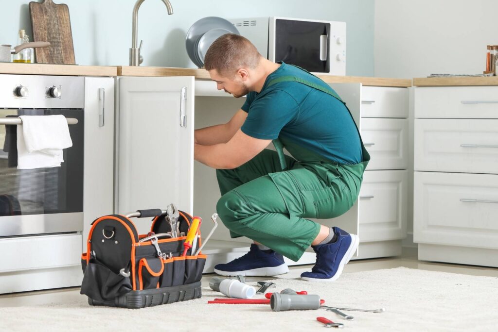 Idraulico installa impianto idraulico in una casa, rappresentando l’attività artigianale con Partita IVA e codice ATECO 43.22.01